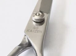 Professionele Hondenscharen Set - Extra Veilige Grooming Set - Trimscharen Voor Honden - Knipschaar - Effileerschaar / Uitdunschaar - Gebogen Schaar Met Ronde Punt - Precisieschaar - Hondenverzorging - Inclusief Kam, 2 Haarclips En Luxe Opbergdoos -Katten En Honden Verkoop Winkel 1200x899 5